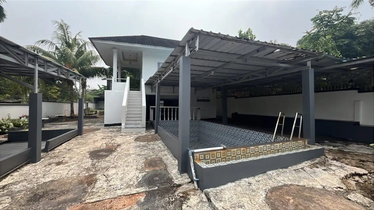 Rumah Villa dengan Halaman Luas di Dompak